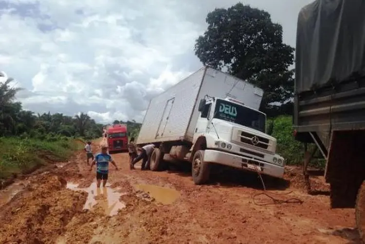 Chuva forte e tráfego intenso de caminhões levaram à formação de atoleiros na BR-163, no Pará (Divulgação/Exército/Agência Brasil)