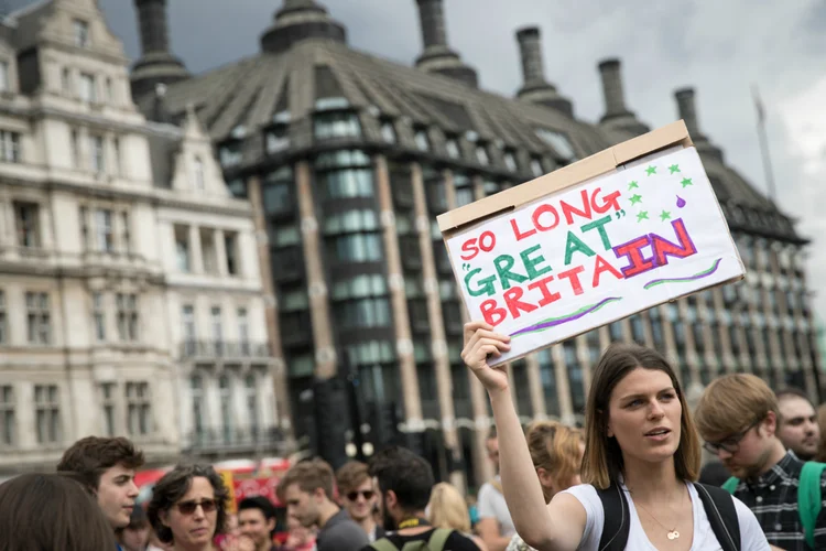 Manifestantes em frente ao Parlamento britânico após o resultado do Brexit (Matt Cardy/Getty Images)