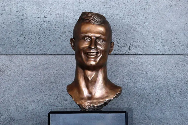 Busto de Cristiano Ronaldo em aeroporto que leva seu nome (Rafael Marchante/Reuters)