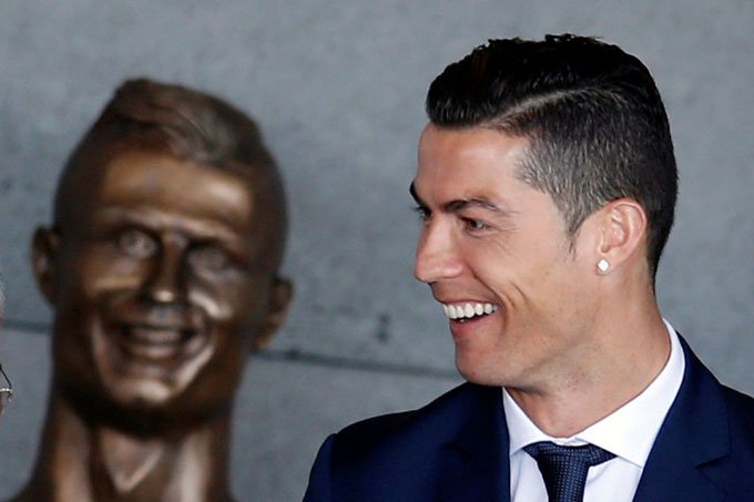 Cristiano Ronaldo inaugura estátua em aeroporto que leva seu nome