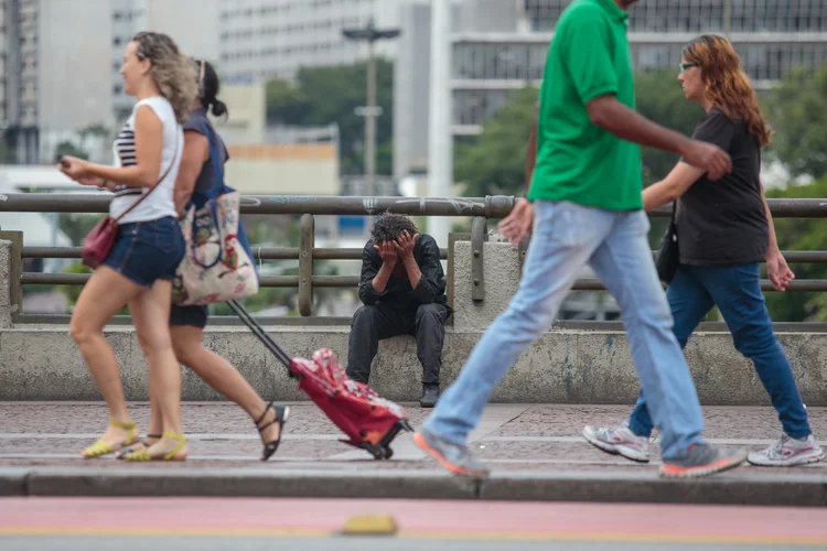 Pedestres e morador de rua em São Paulo (Patricia Monteiro)