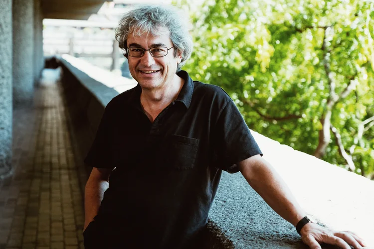 Carlo Rovelli: "Eu acho que o desenvolvimento da tecnologia foi mais rápido na geração da minha avó do que na minha geração." (Arquivo Pessoal/Divulgação)