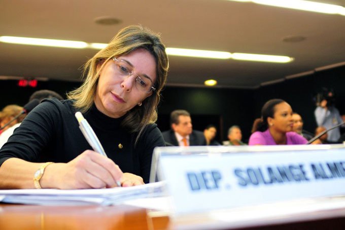 Pezão nomeia ré na Lava Jato para secretaria da Mulher