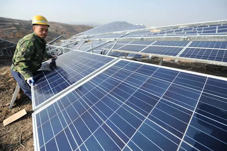 Instalação de painéis solares na China. (VCG)
