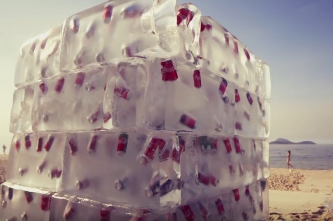 Coca-Cola coloca cubo de gelo gigante em Ipanema