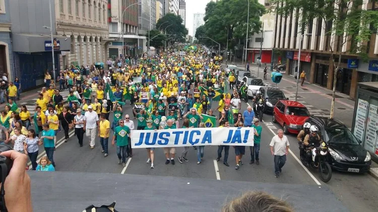 Manifestação em Curitiba em 26 de março  (Facebook/&lt;BL - Movimento Brasil Livre/Divulgação)