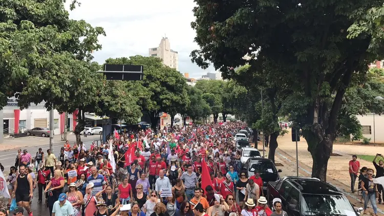 Manifestantes ocuparam a Av. Goiás, em Goiânia - 15/03/2017 (CUT Brasil/Divulgação)