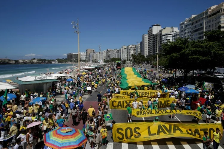 Manifestantes caminham no Rio de Janeiro com faixas a favor da Operação Lava Jato em 26 de março de 2017, no Rio de Janeiro (Ricardo Moraes/Reuters)