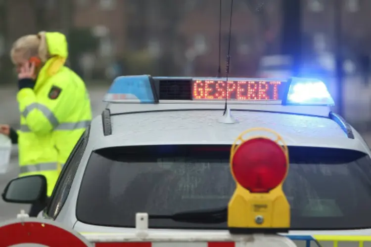 Polícia em Düsseldorf: explosivo da 2ª Guerra foi encontrado por operário, forçando a evacuação de 8 mil pessoas (David Young/AFP)