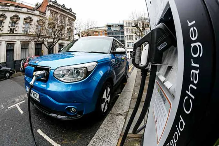 Carro elétrico: montadoras alemãs que não cumprirem a cota no curto prazo serão capazes de compensar o atrasado (Miles Willis / Stringer/Getty Images)