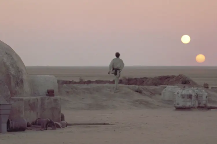 Tatooine é um planeta da mesma estirpe da Terra, feito de rochas, mas que orbita duas estrelas (Star Wars/Reprodução)