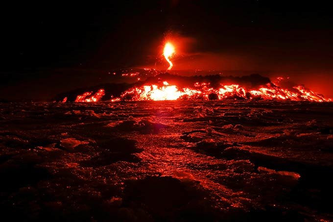 O espetáculo de fogo do vulcão Etna em imagens impressionantes