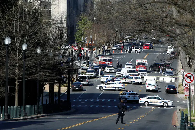 EUA: o homem bateu seu veículo em carros de policiais do Captólio (Joshua Roberts/Reuters)