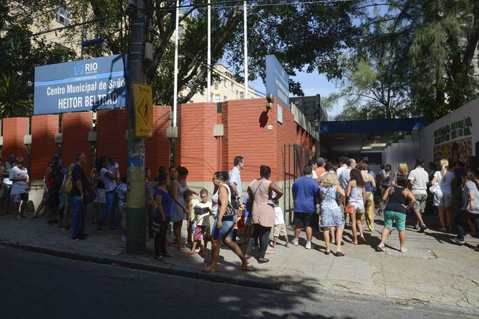 Cariocas enfrentam fila para tomar vacina contra febre amarela