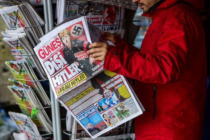 Jornal turco publica montagem de Merkel como Hitler