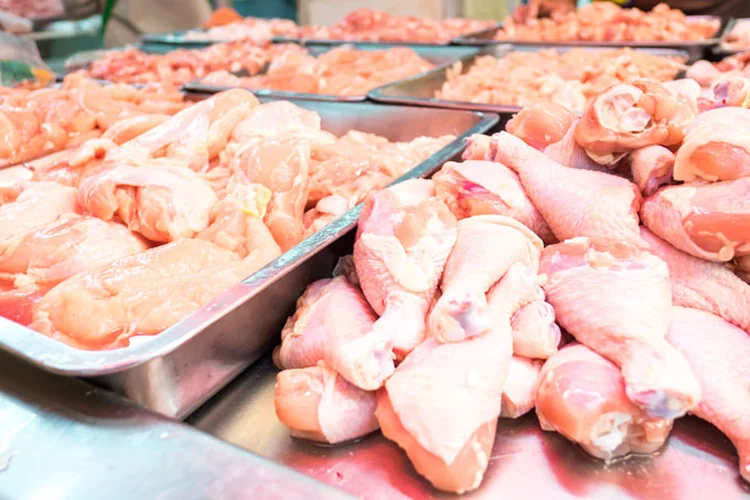 Frango: a dona das marcas Sadia e Perdigão retirou 165 toneladas de carne de frango do mercado, numa atitude voluntária que evitou um mergulho das ações. (iStock/Thinkstock)