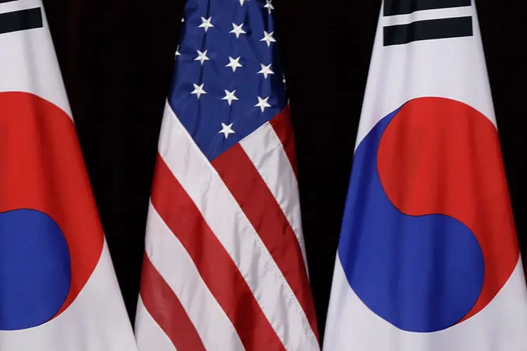 Bandeiras da Coreia do Sul e dos Estados Unidos (EUA) (Chung Sung-Jun/Getty Images)