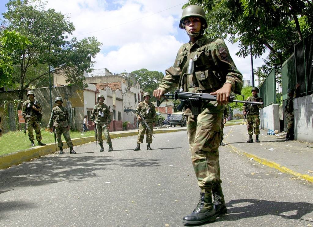 Após distúrbios, Maduro ordena militarizar fronteira com Colômbia