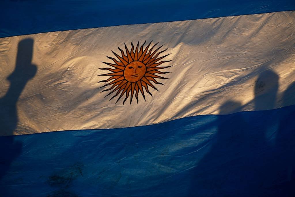 Fitch rebaixa rating da Argentina de B para "CCC"