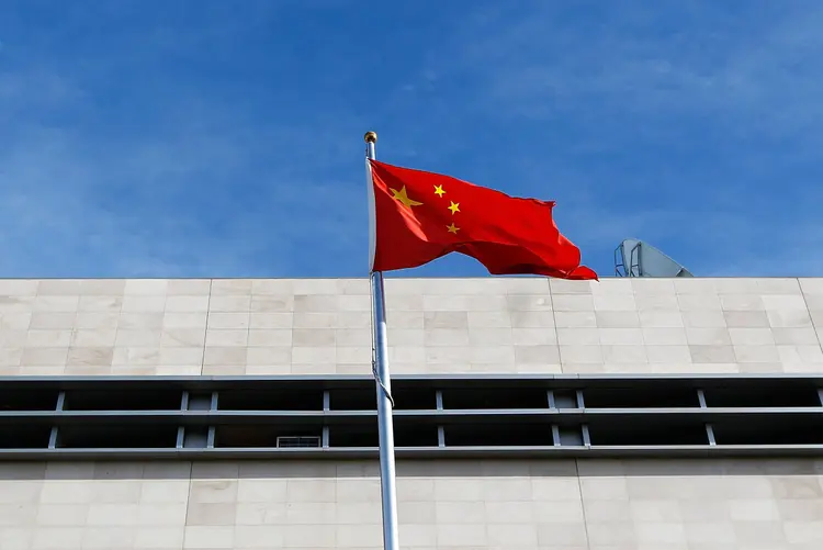 Imagem de arquivo da bandeira da China: desde julho, Washington impôs encargos extras sobre US$ 250 bilhões em produtos chineses (Will Russell/Getty Images)
