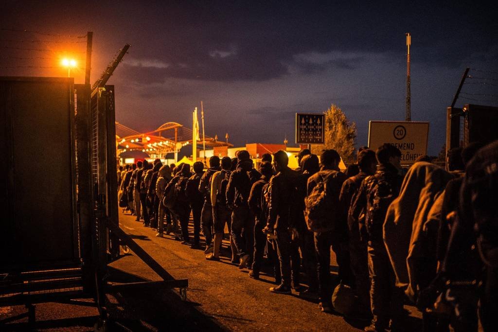 Parlamento da Hungria aprova detenção sistemática de migrantes