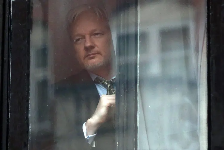 Julian Assange: o australiano buscou refúgio na embaixada equatoriana para evitar uma extradição à Suécia, onde seria interrogado a respeito de alegações de crimes sexuais (Carl Court/Getty Images)