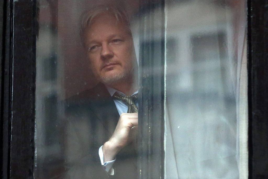 CIA responde Assange e diz que ele não é exemplo de "integridade"