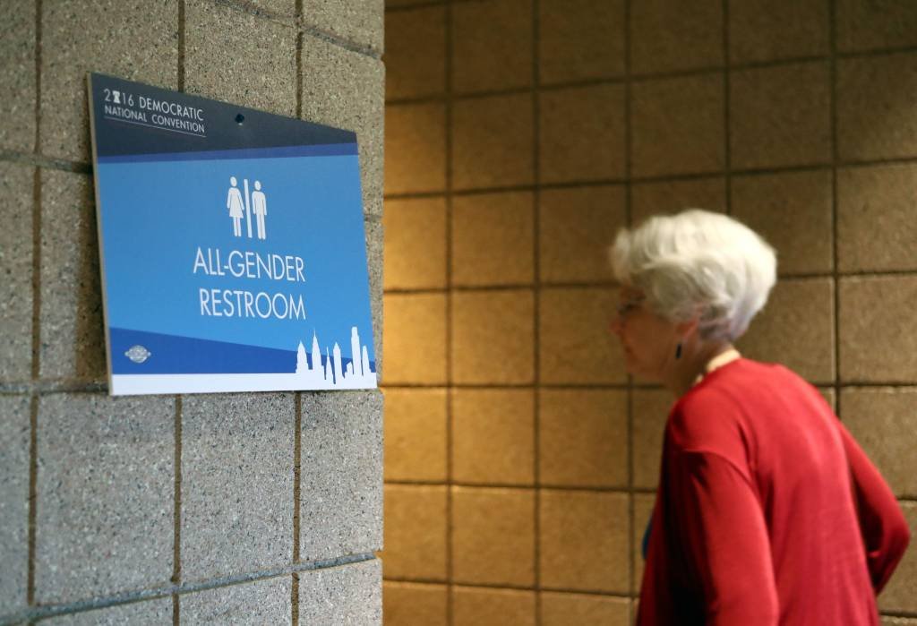 Supremo dos EUA não opina sobre uso de banheiros por transexuais