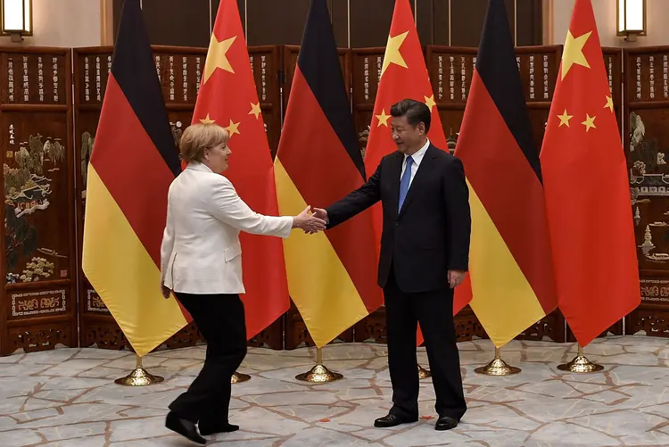 Merkel e Xi: líderes conversaram antes de uma reunião de ministros das Finanças do G20 (Etienne Oliveau/Pool/Getty Images)