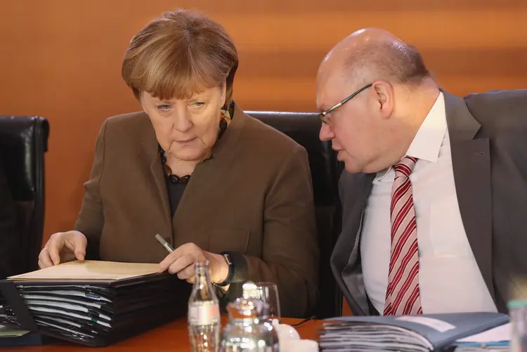 Angela Merkel e Peter Altmeier: o chefe da chancelaria considerou as afirmações "absolutamente inaceitáveis" (Sean Gallup/Getty Images)