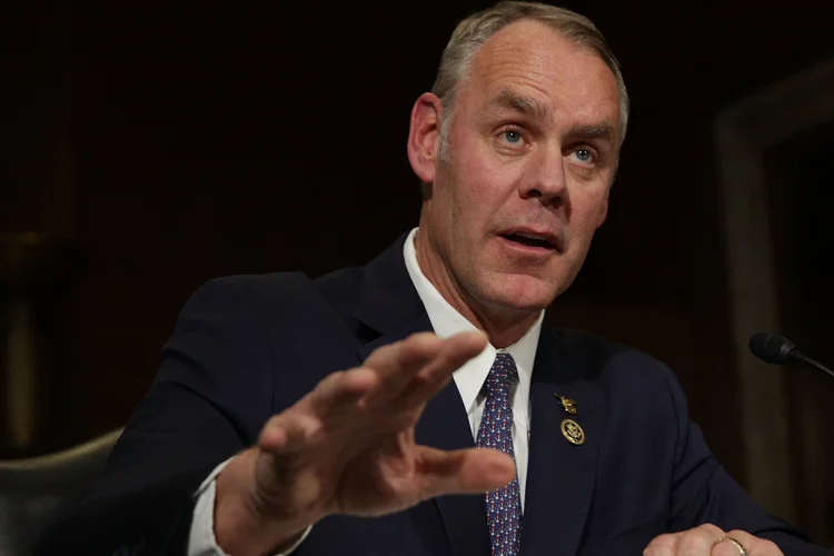 Ryan Zinke: Na semana passada, ele havia anunciado planos para expandir a extração de petróleo em todas as águas federais dos EUA (Alex Wong/Getty Images)