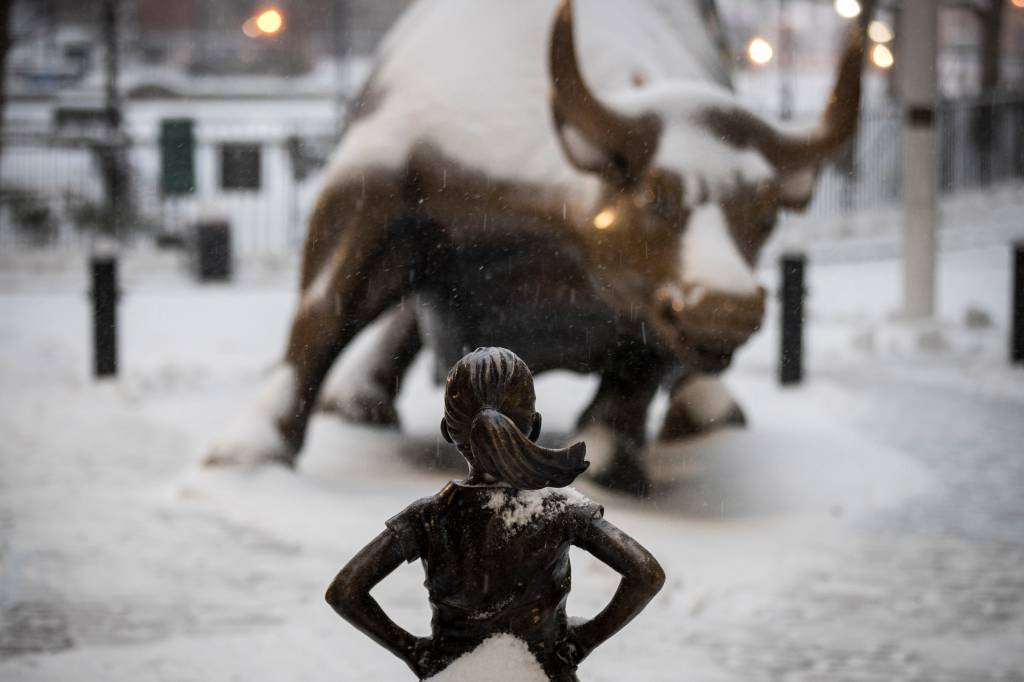 Pedestres caminham durante nevasca em Boston: estados da região declararam estado de emergência a partir de meia-noite (Getty Images/Drew Angerer)