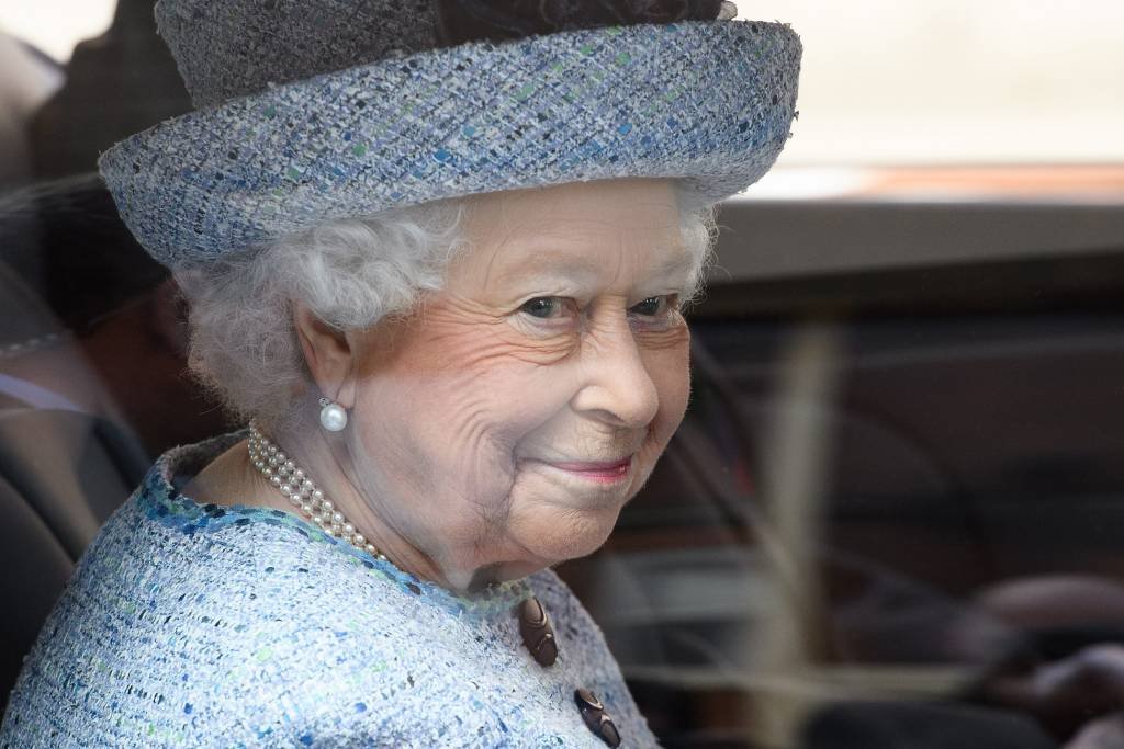 Marca é punida após revelar tamanho do sutiã da rainha Elizabeth