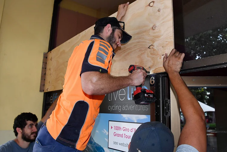 Proteção: os habitantes foram informados sobre os riscos da tempestade, a mais violenta desde o ciclone Yasi em 2011 (Ian Hitchcock/Getty Images)