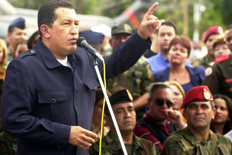 O ex-presidente da Venezuela, Hugo Chávez, e seu então ministro da Defesa Raul Baduel (à direita) durante evento em Maracay em 2002 (Oscar Sabetta/Getty Images)