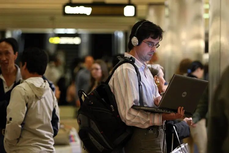 Passageiro: a medida obriga os passageiros que embarcarem nesses aeroportos a despachar seus equipamentos (Justin Sullivan/Getty Images)