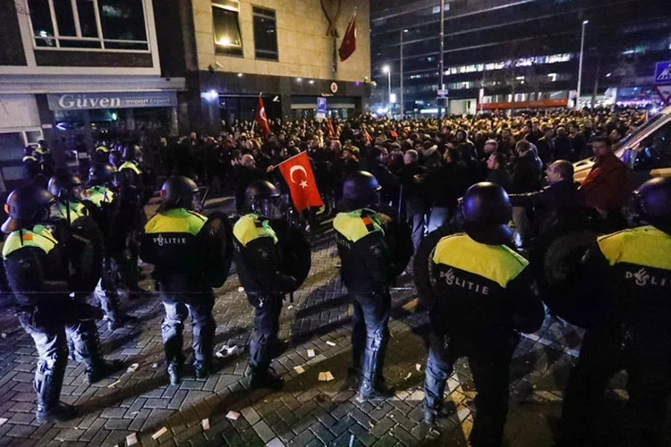 Manifestação: a concentração de sábado surgiu pela proibição na Holanda de receber dois ministros turcos (Yves Herman/Reuters)