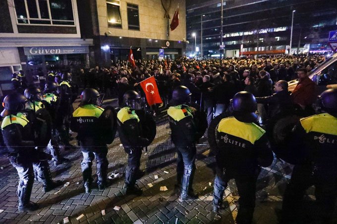 Manifestação de turcos contra polícia holandesa é cancelada