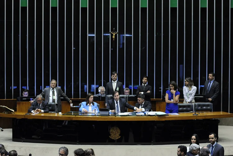 Câmara dos Deputados: sob gritos de "não, não à terceirização", deputados da oposição ocuparam o centro do plenário segurando com boias com o formato de patos (Lucio Bernardo Jr./Agência Câmara)