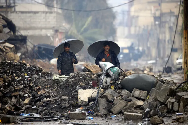 Guerra em Mosul: desabamento de edifício soterrou muitas famílias sob os escombros (Youssef Boudlal/Reuters)