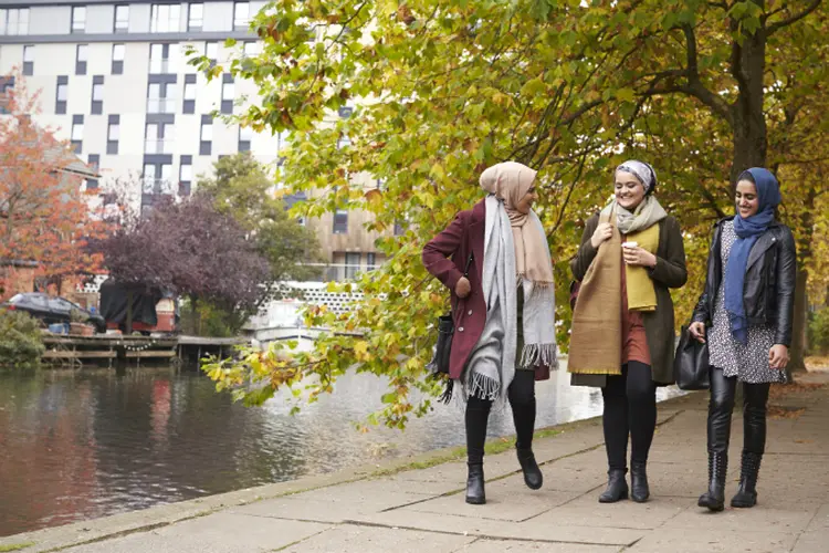 Jovens muçulmanas caminham em Londres (monkeybusinessimages/Thinkstock)