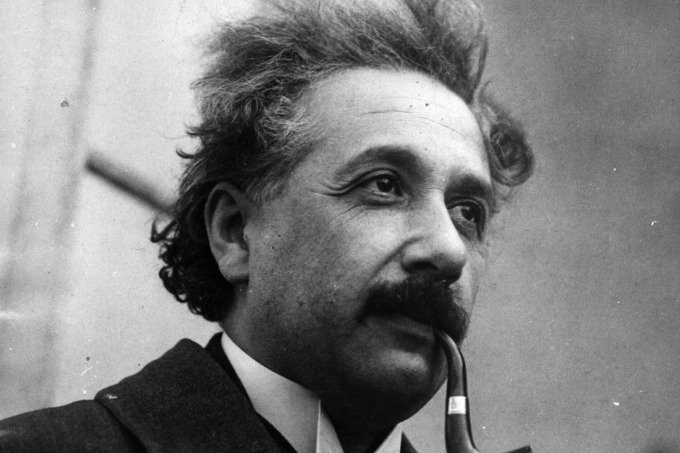 Carta de Einstein que discute existência de Deus é leiloada por US$2,89 mi