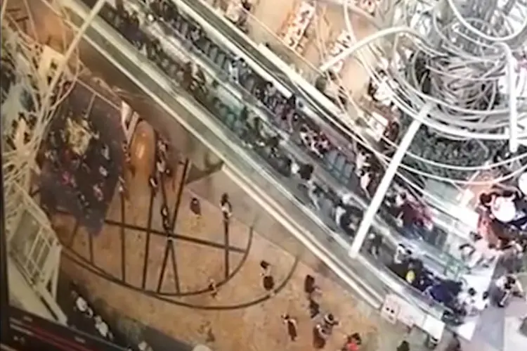 Acidente com escada rolante em Langham Place, Hong Kong: ao menos 18 pessoas ficaram feridas (YouTube/Divulgação)