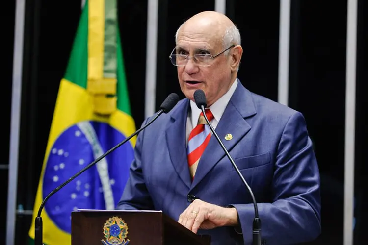 Lasier Martins: o senador é conhecido nacionalmente pela repercussão de um vídeo no qual sofre um choque elétrico na Festa da Uva de 1996, em Caxias do Sul (Senado Federal/Agência Senado)