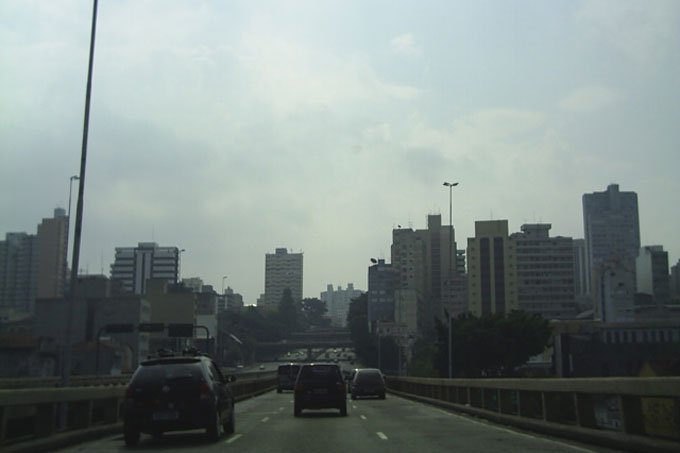 Incêndio interdita viaduto e prejudica o trânsito em São Paulo