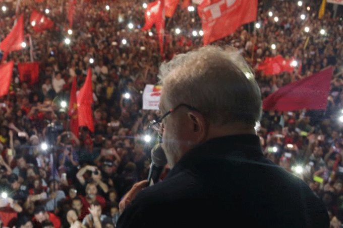 Lula discursa em SP em dia de greve e protestos pelo país