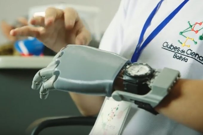 Garoto de 14 anos fabrica própria mão robótica com impressora 3D
