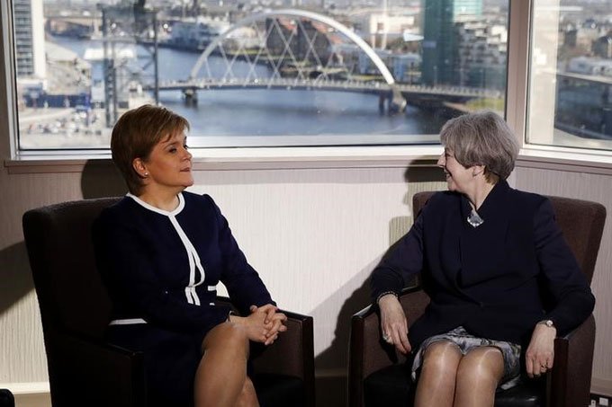 May se reúne com premiê da Escócia após bloquear independência