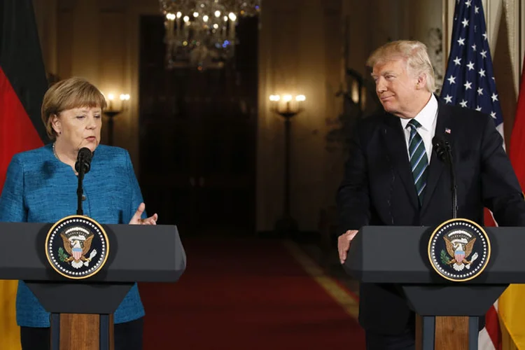 Cooperação: o presidente americano disse ser uma honra receber Merkel e que tinha muito interesse no diálogo com ela (Jim Bourg/Reuters)