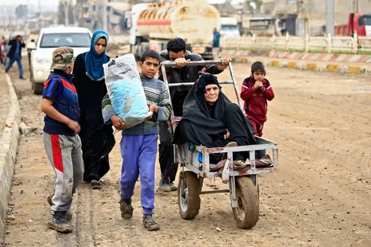 Mosul: homens, mulheres e crianças, carregam consigo o que conseguiram pegar, alguns objetos pessoais que enchem suas malas até a borda (Thaier Al-Sudani/Reuters)